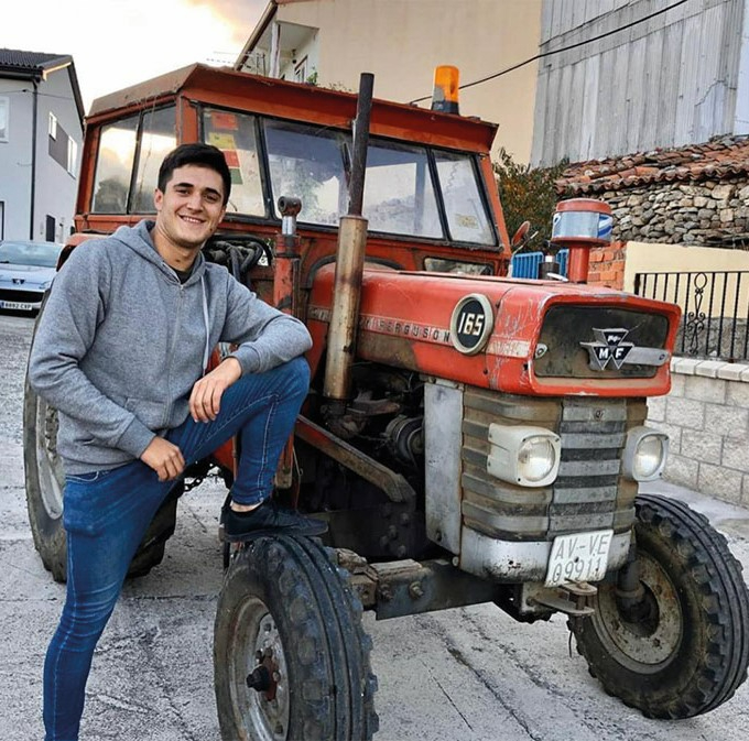 Sergio Peral, junto a su tractor, intenta recuperar las viñas familiares