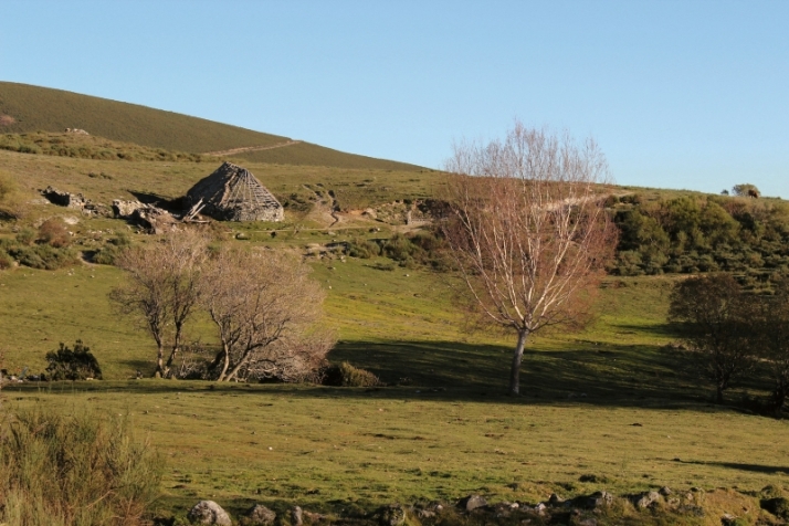 Paisaje de la reserva de Ancares desde la aldea de Campo del Agua