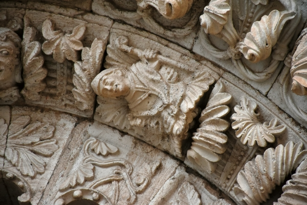 La figura de un obispo labrado en piedra en la puerta meridional de Santa María Magalena