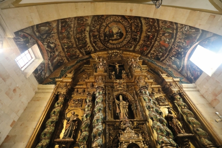 Retablo ubicado tras el altar de la Parroquia de San Silvestre, Salamanca