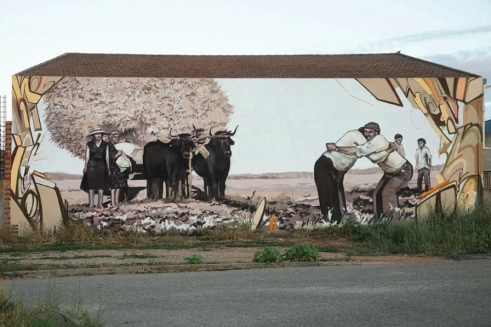 “La lucha de la cruz”, deporte ancestral plasmado en este mural de Aldeanueva de Figueroa