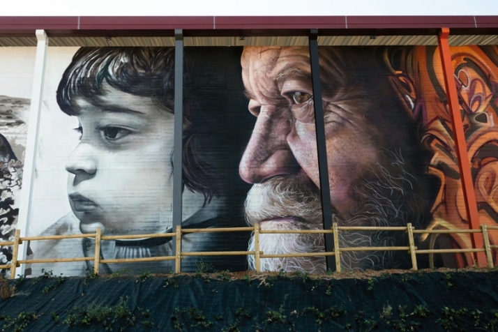 Mural de un hombre que recuerda su etapa de niño en Castellanos de Villiquera