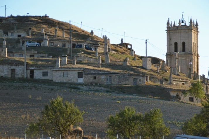 Las bodegas del barrio de bodegas desde cerca