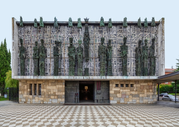 En la fachada frontal del Santuario de la Virgen del Camino destacan sus estatuas de bronce