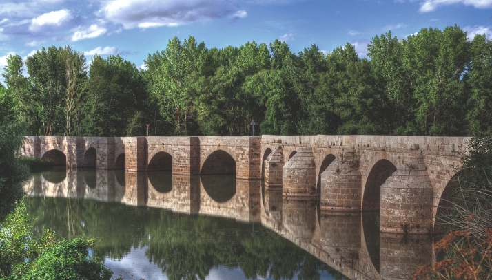 Puente de 25 ojos sobre el río Pisuerga, en Torquemada