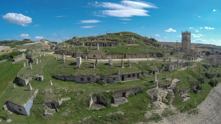 En la DO Arlanza se encuentra Baltanás, un barrio de bodegas construido en seis niveles